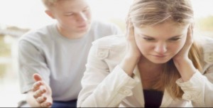 Erkek kılığına girdi kız arkadaşını aldattı