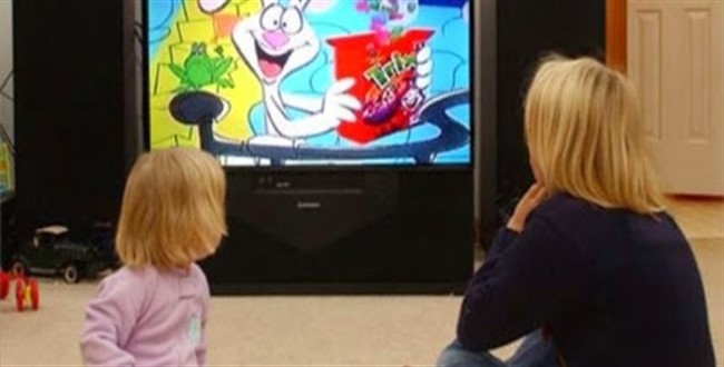 Yatak odasındaki televizyon izlemek çocuğu obez yapıyor